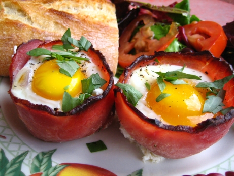 92_baked_eggs_and_mushrooms_in_ham_crisps_p634.jpg